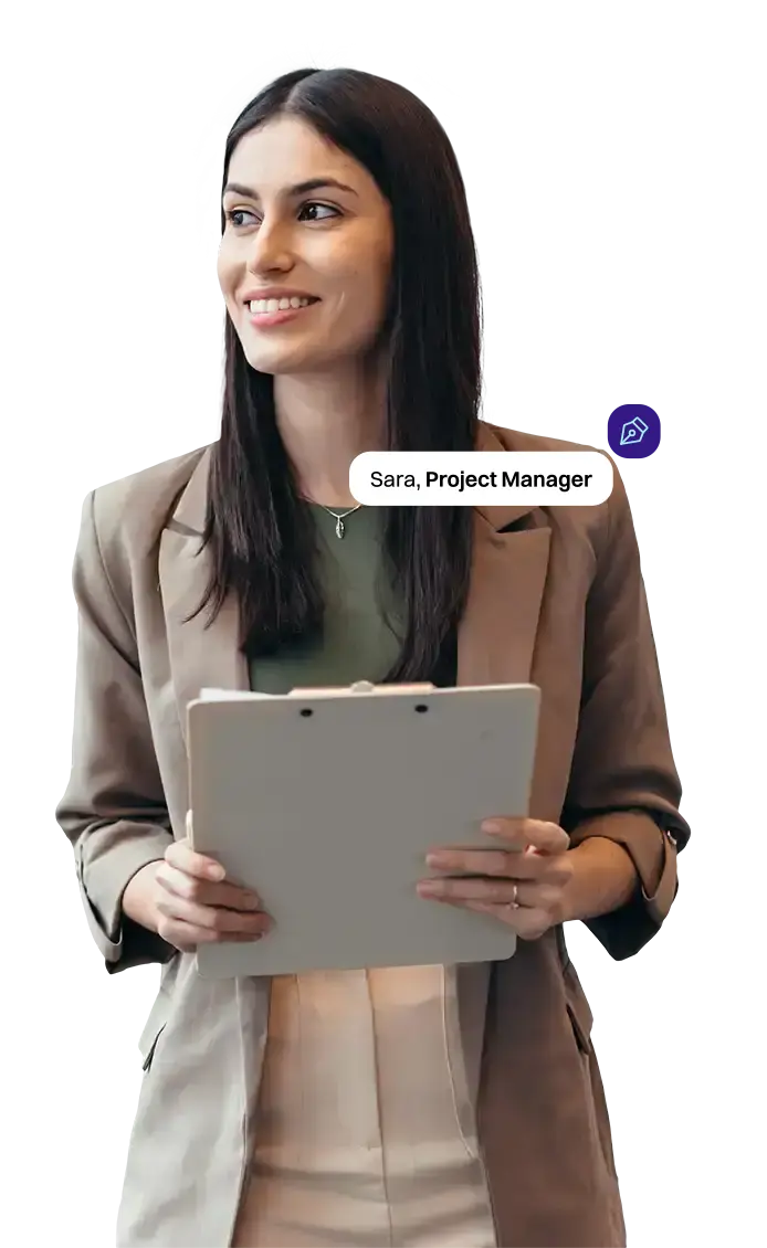 Joven profesional de Daltum Systems sonriendo y sosteniendo una carpeta
