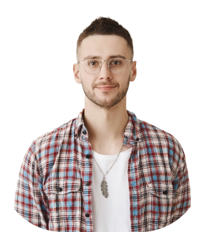 Joven profesional de Daltum Systems con camisa a cuadros y gafas, posando para retrato