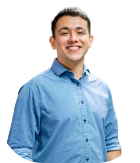 Joven profesional de Daltum Systems sonriendo, con camisa celeste