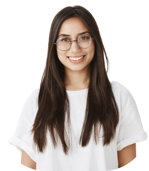 Joven profesional de Daltum Systems con gafas y remera blanca, posando sonriente